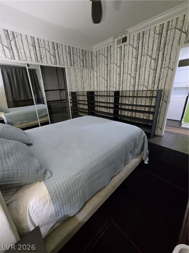 Building Photo - 220 E Flamingo Rd