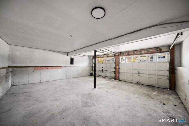 Building Photo - 25 Greenview Dr