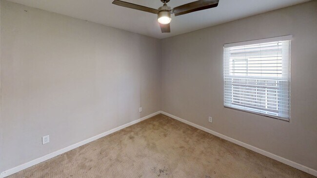 Building Photo - BIG House! Spacious bedrooms! Garage and Driveway Parking!