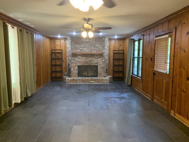 Building Photo - Branch