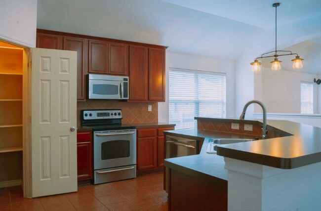Building Photo - 614 Valencia Dr