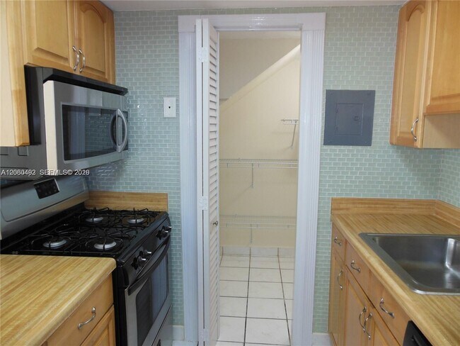 Building Photo - 1350 W 53rd St