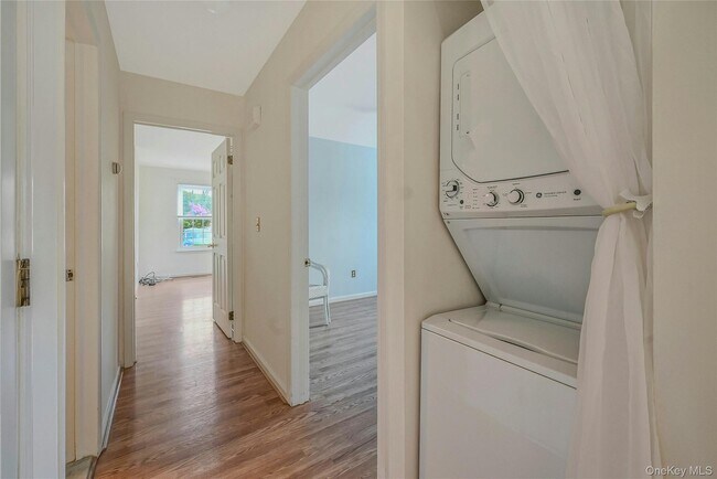 Building Photo - 2555 Youngs Ave
