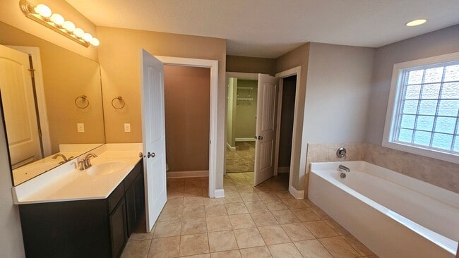 Building Photo - 4 BR 3.5 BA in Swansboro!