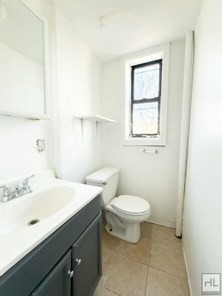 Building Photo - STARR STREET / Spacious Bushwick 2-Bed 1-Bath / Amazing Location