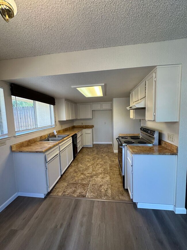 Building Photo - COL370