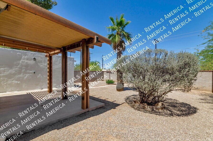 Building Photo - 1119 E Silver St