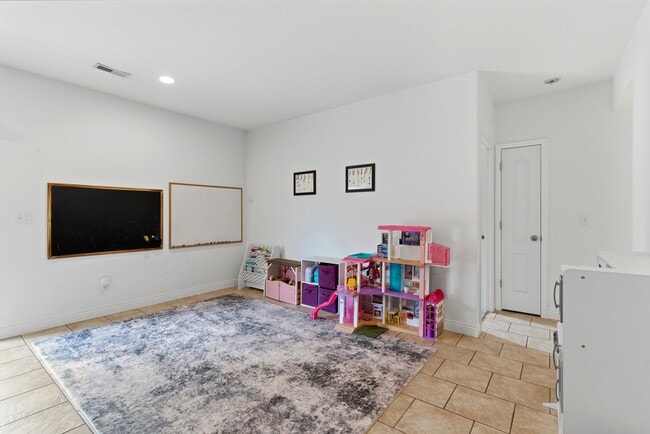 Building Photo - 5 bed/ 3 bath Single Family Home.