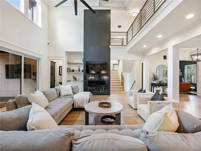 Building Photo - 566 Versailles Dr