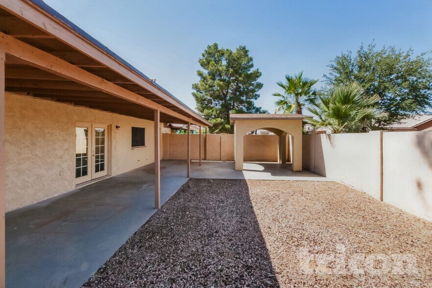 Building Photo - 102 W Ivyglen St