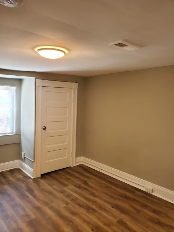 Building Photo - 803 Brooks Ln