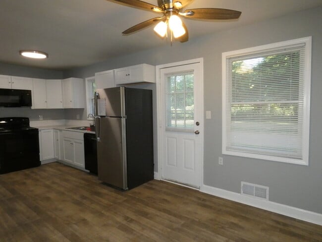 Building Photo - Home in Park Hill School District!