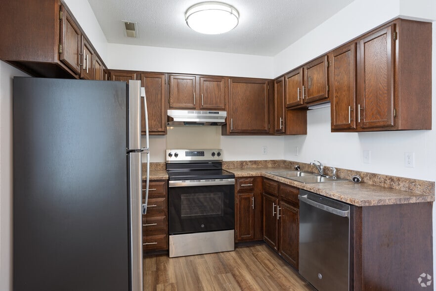 2BR, 1BA - 873SF - Kitchen - Hawkeye Apartments