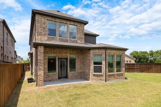 Building Photo - 3100 Greenbriar Dr