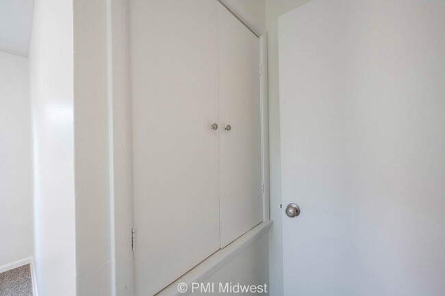 Building Photo - "Cozy 2-Bedroom Gem in Indianapolis – Your...