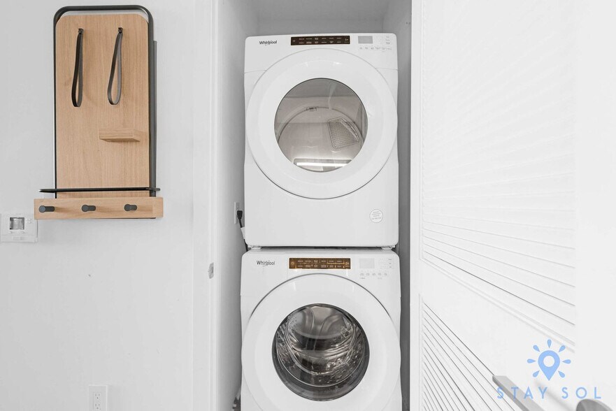 Building Photo - 601 NE 1st Ave