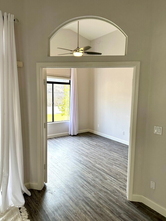 Building Photo - Gorgeous remodel update! No neighbors behi...