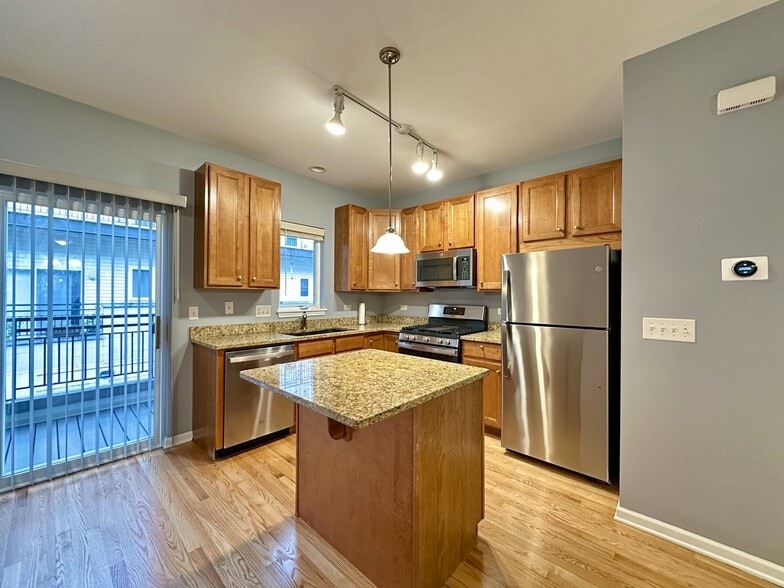 Building Photo - 3224 N Kilbourn Ave