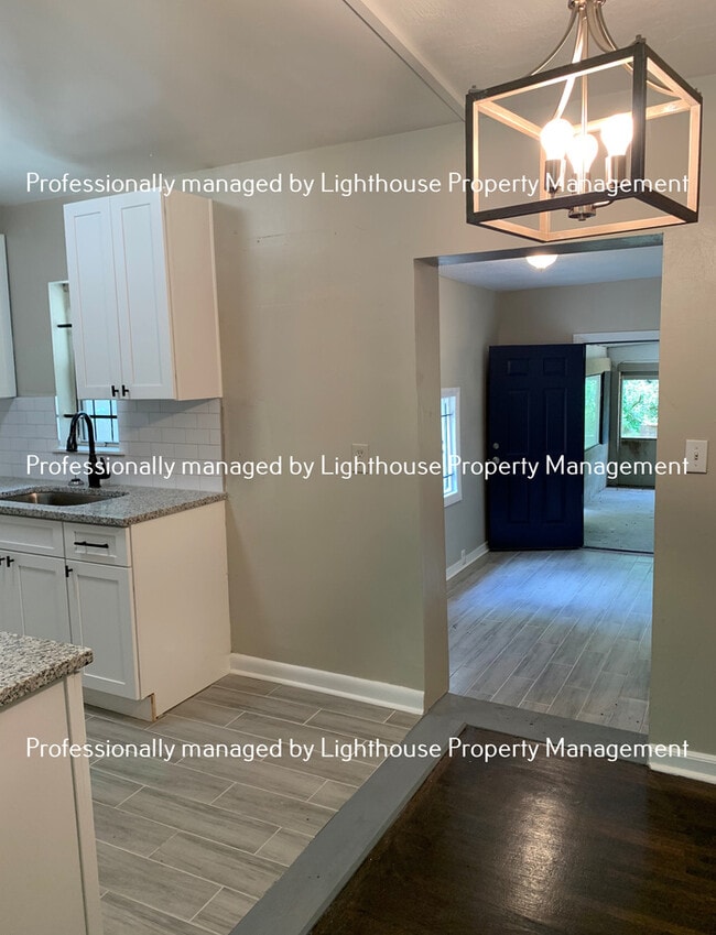 Building Photo - Huge 4 Bedroom Home With Sunroom And Garage