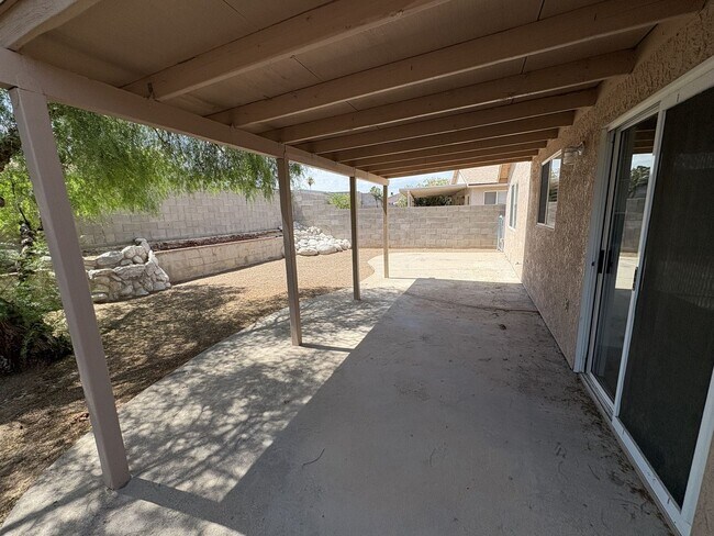 Building Photo - Move in ready east side rental