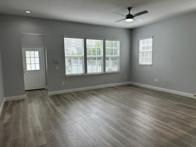 Building Photo - Completely remodeled 4 Bedroom 2 Bath sing...