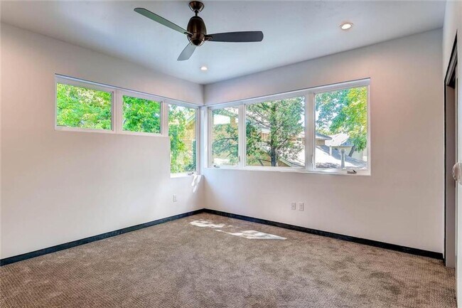 Building Photo - Luxurious 4-bedroom Townhome