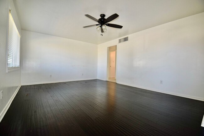 Building Photo - Cute 3 bedroom 2 bath Mesa home!