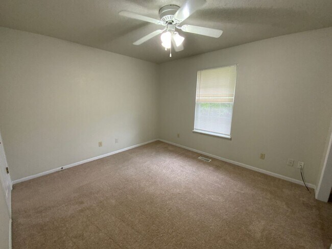 Building Photo - 3 Bedroom 2 Bathroom Duplex