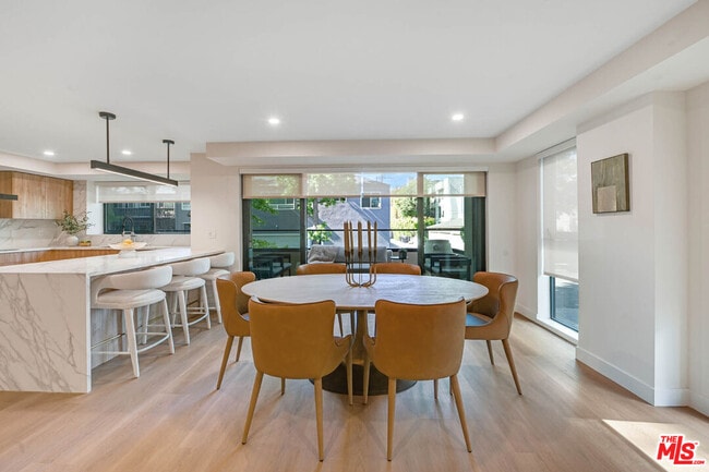 Primary Photo - 350 N Palm Dr