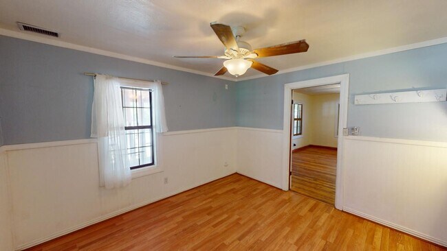 Building Photo - 605 Encino St