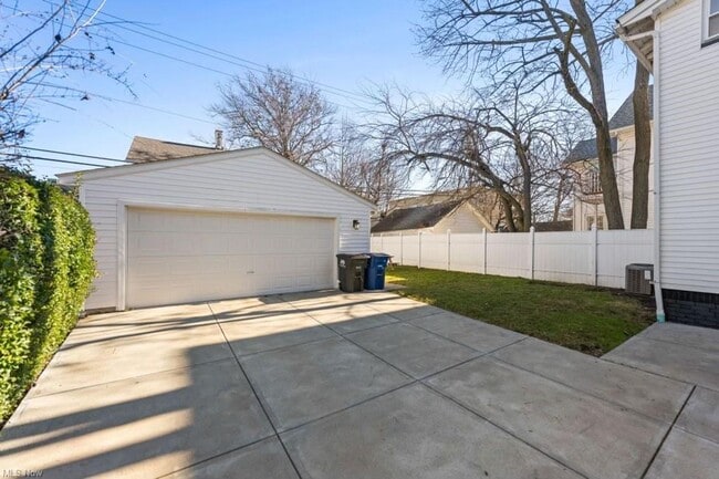 Building Photo - 1643 Lincoln Ave