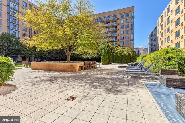 Building Photo - 440 L St NW