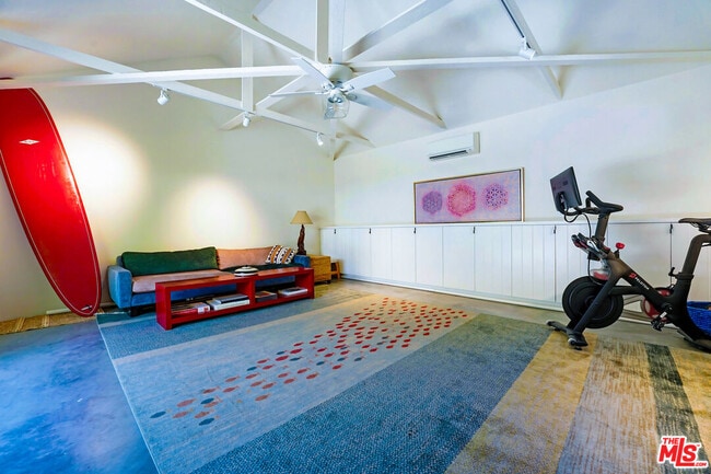 Building Photo - 2049 N Berendo St