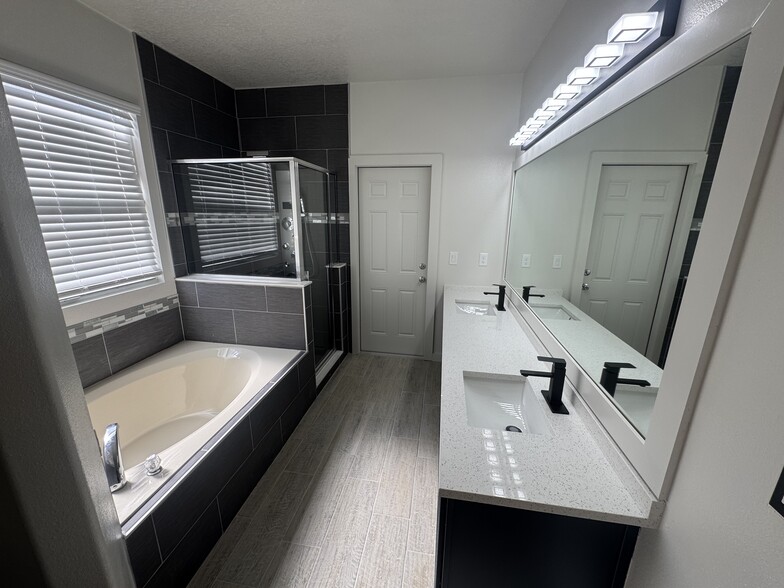 Building Photo - 839 Knollwood Dr