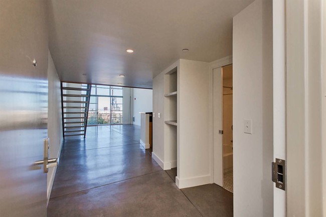Building Photo - Renovated Dogpatch Loft