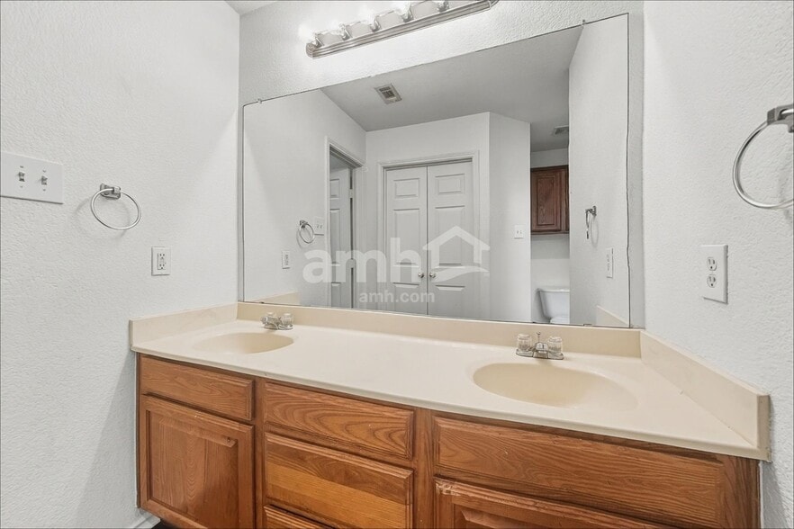 Building Photo - 961 Mesa Vista Dr