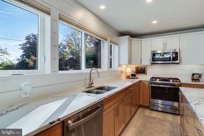 Building Photo - 84 S Chesapeake Ave