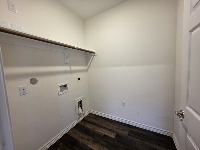 Building Photo - 3/2.5/2 Ready for Move in