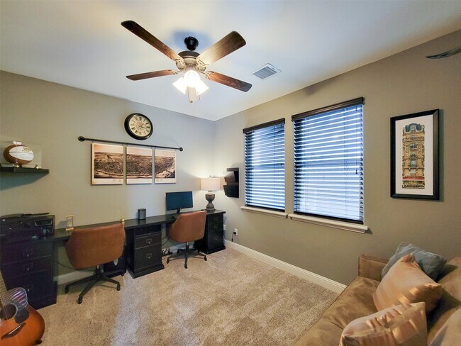 Building Photo - 925 W 19th St