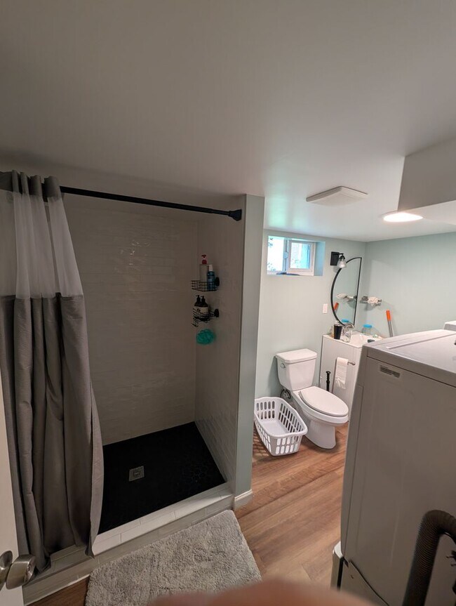 Building Photo - Freshly painted 4 bed 2.5 bath home for rent in Broomfield