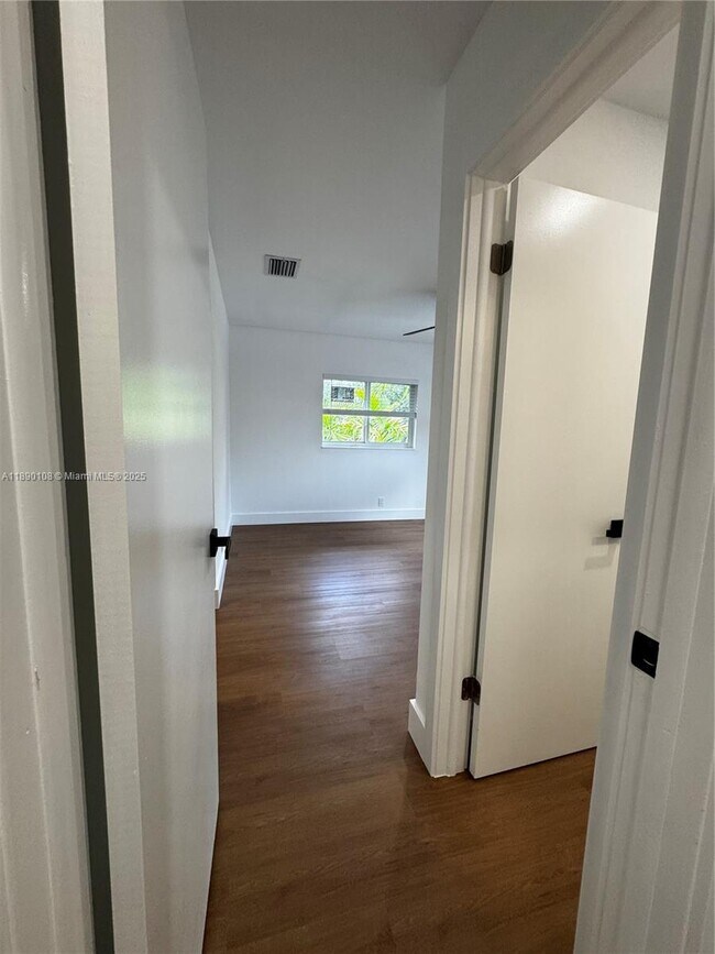 Building Photo - 1460 SW 24th Ct