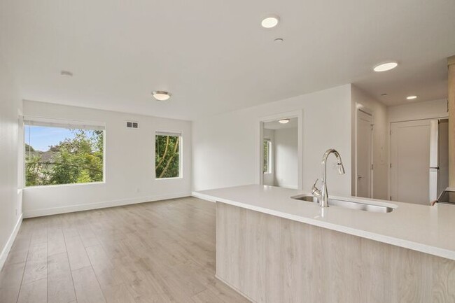 Building Photo - Sunnyside 12 Apartments Available! 1 bed, ...