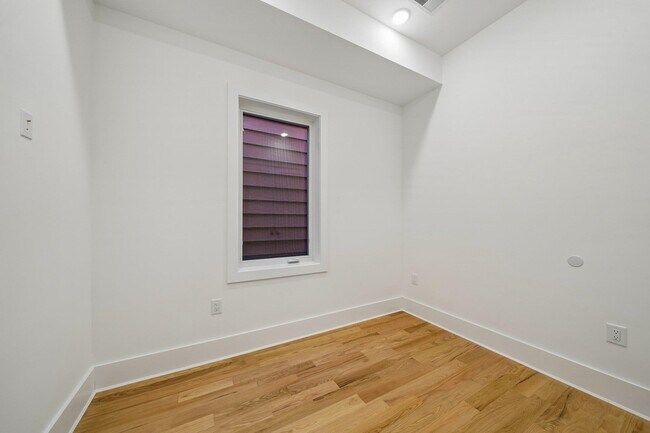 Building Photo - 169 Bowers St