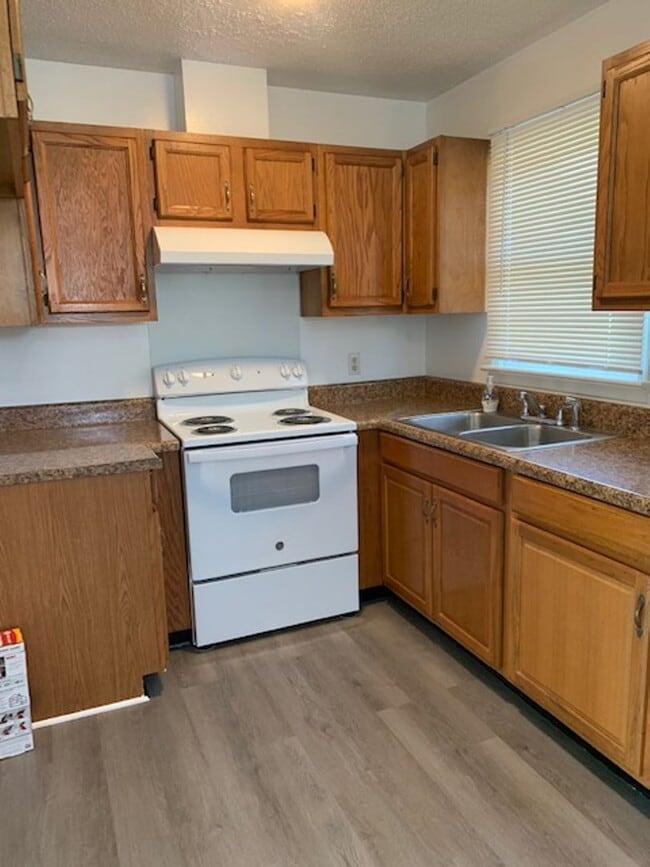 Building Photo - 408 Holly Ave