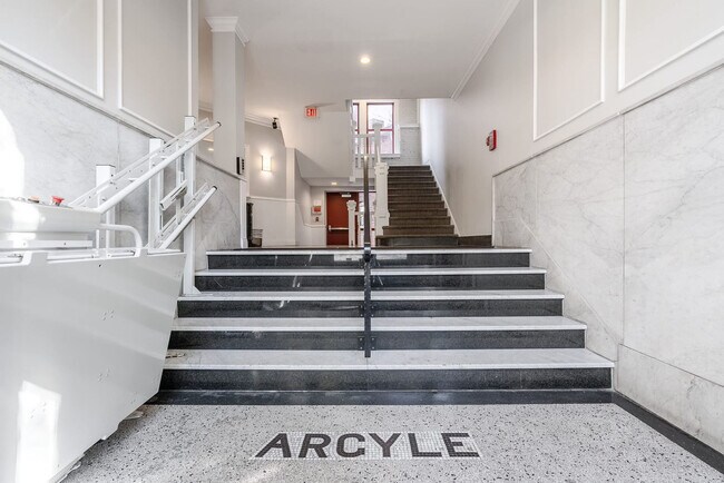 Building Photo - 615 N East St