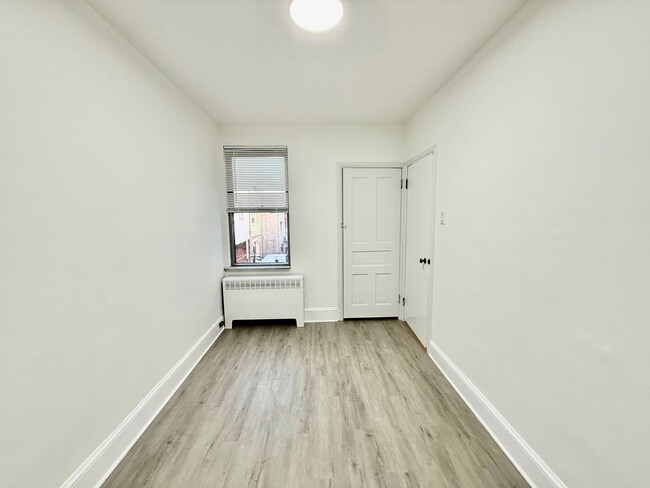 Building Photo - Clean & MODERN just RENOVATED SPACIOUS 2 B...