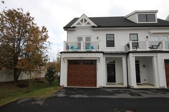 Building Photo - Like New End Unit Townhouse!