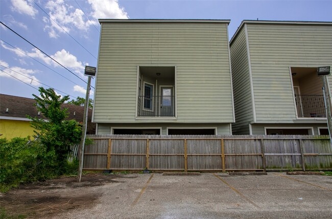 Building Photo - 1006 Temple St