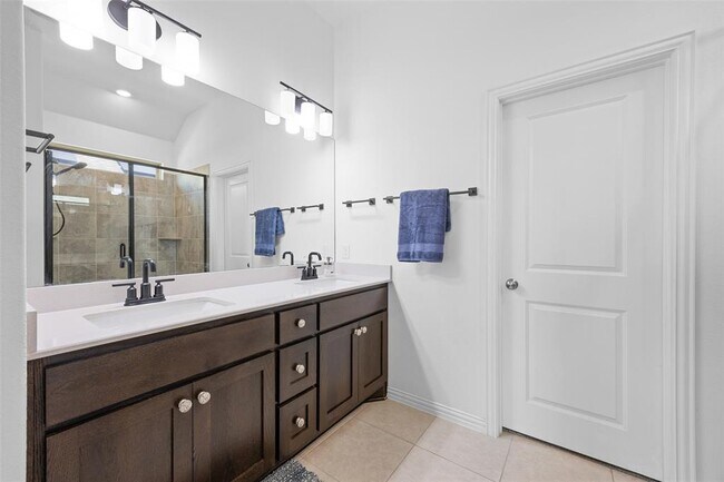 Building Photo - 303 Eagle Ford Dr