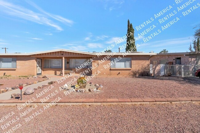 Primary Photo - Remodeled gem with solar near TMC and shop...